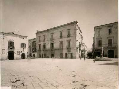 Alla fine dell'800 borgo nuovo divenne quindi scuro, ma non il centro storico, il cui rifacimento sub� diverse varianti e rallentamenti. Nelle foto di strade e piazze di Bari Vecchia, risalenti ai primi decenni del 900, si possono infatti ancora notare le lastre bianche posate quasi un secolo prima